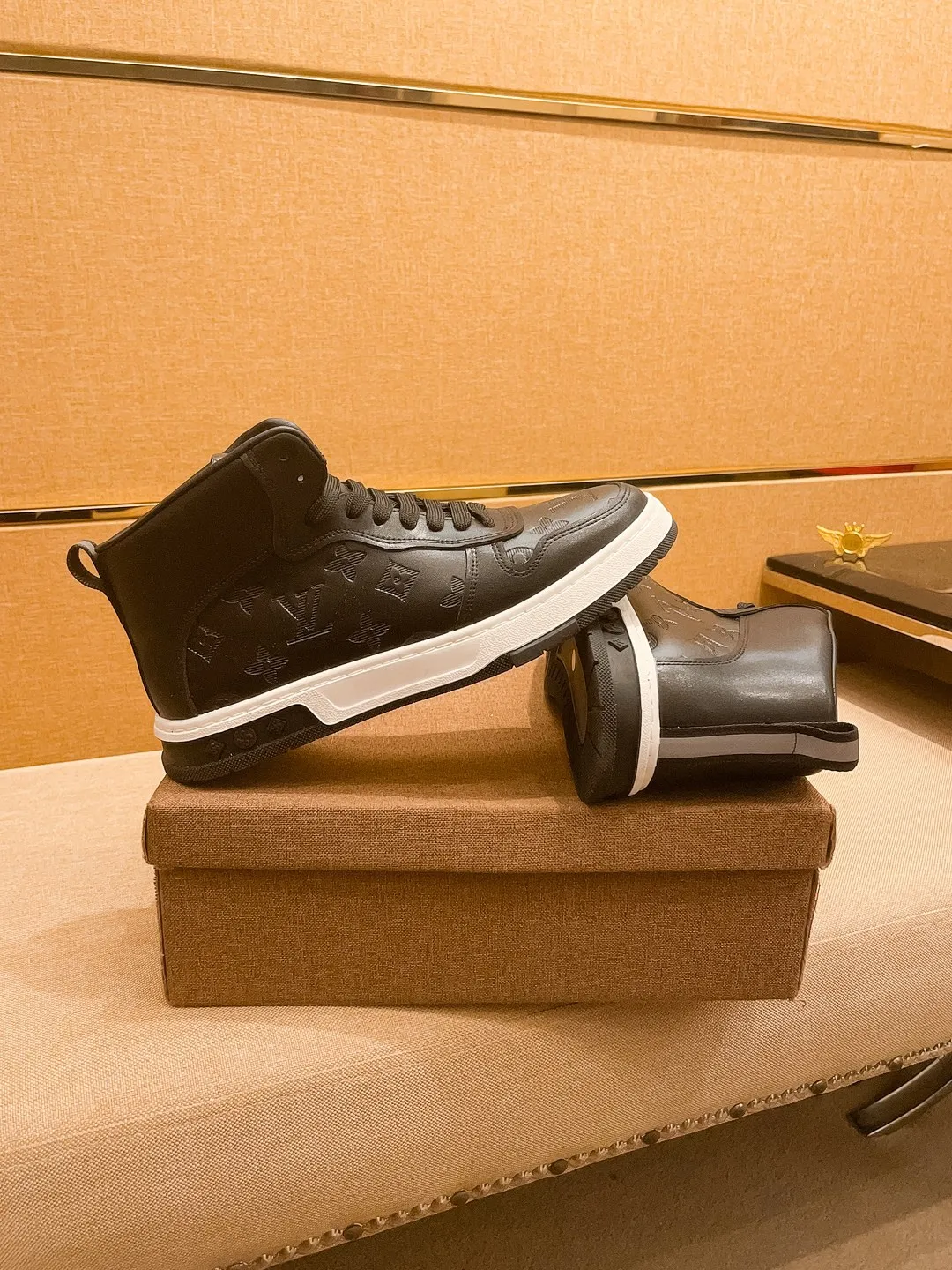 Men's shoes 💰 440💰【 LV 】🔥 Louis Vuitton, high-end men's shoes brand, official website 1:1 latest masterpiece: the upper is made of first-layer cowhide imported from Italy with a comfortable and breathable lining➕original non-slip and wear-resistant outsole🔥, making walking more convenient and comfortable! An exclusive new model, a stunning work, a beautiful 1:1 replica [color] compared to the official quality! Create a fashionable personality to set off your uniqueness! A must-have for trendy men! Classic🔥Size: 38-44 Color: 🔥Multiple colors available🔥